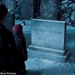Harry et Hermione devant la tombe des Potter