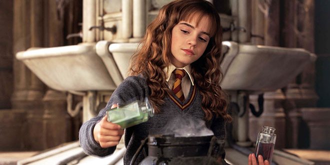 https://www.poudlard.org/wp-content/uploads/sites/8/2016/12/hermione-granger-potion-poudlard-660x330.jpg