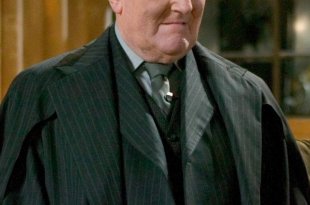 Robert Hardy - Cornelius Fudge