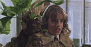 Hermione Granger tenant une mandragore, plante qui ne pourra pas aider au tournage des Animaux Fantastiques 3