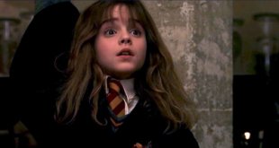 Hermione lève la main dans Harry Potter à l'École des Sorciers