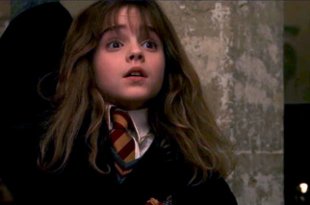 Hermione lève la main dans Harry Potter à l'École des Sorciers