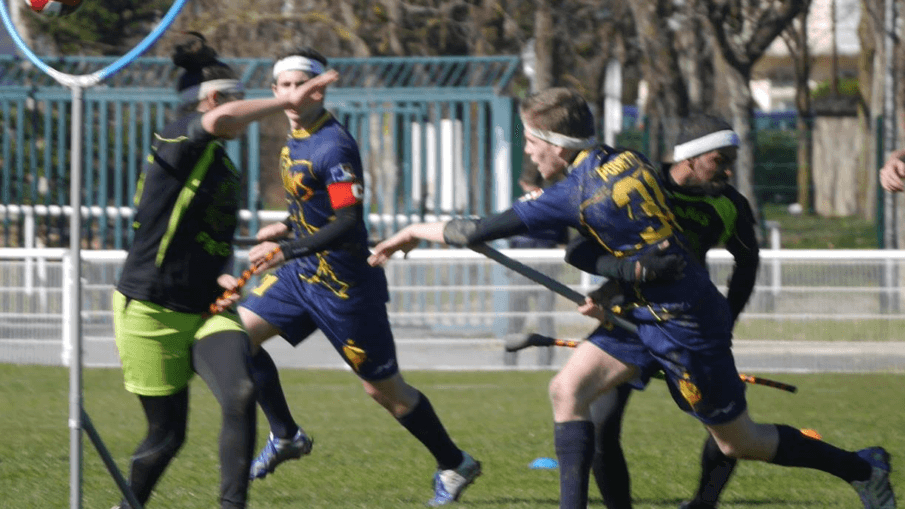 Photo de joueurs de Quidditch moldu, par la Fédération du Quidditch Français